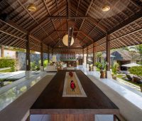 Вилла Bunga Pangi, Обеденный стол Вилла Bunga Pangi, Обеденный стол